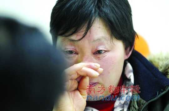 　　聽聞判決結(jié)果，被害人母親楊書會控制不住眼淚。南都記者徐文閣攝