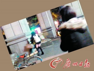 踢落剪刀后欲抱住黑衣女。