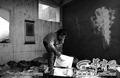 　西安市解放路與東大街十字西北角的一棟待拆遷的樓房中，陳露山整理自己每天看的報紙