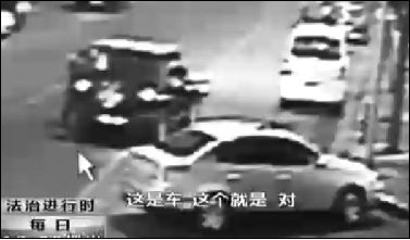 事發(fā)現(xiàn)場監(jiān)控錄像顯示，白圈內(nèi)的被害人老丁，正在牧馬人越野車旁收費。 圖片來自電視截圖