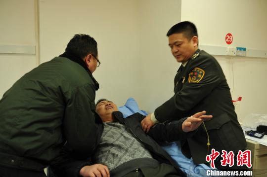 被“黑車”頂跑近5公里的執(zhí)法隊員周應鑄被送至醫(yī)院急救?！￠Z成全　攝
