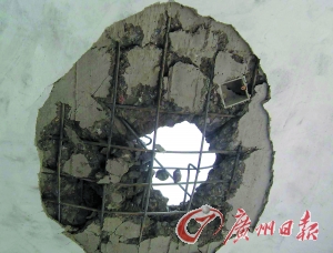 被雷電擊穿的民房。