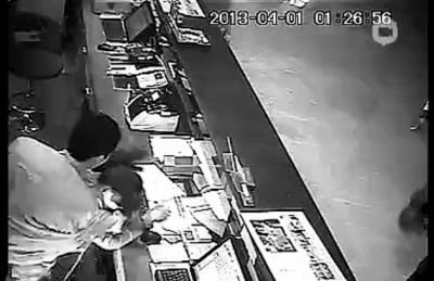 第三名白衣男子沖進柜臺內(nèi)對女服務員一頓拳打腳踢。