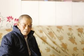 4月15日，劉爹爹的一只眼睛上有明顯的淤青。