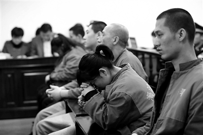 昨日，因涉嫌誘騙男網(wǎng)友進(jìn)行高額消費(fèi)，海淀區(qū)一咖啡廳負(fù)責(zé)人及“吧女”等14人受審。新京報(bào)記者 王貴彬 攝