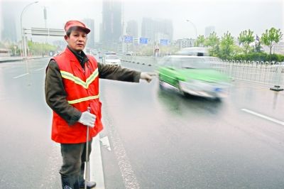 　肖慶旭師傅在事發(fā)地點(diǎn)講述經(jīng)過。記者李銳 攝