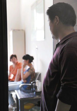 妻子在房內(nèi)勸說女兒時，楊師傅守在門外