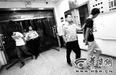 三人搶劫孕婦后，被警方和群眾合力抓獲 王警/攝
