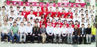 大家來(lái)找找，兩幅圖中有13人完全一致，你能找出來(lái)嗎？