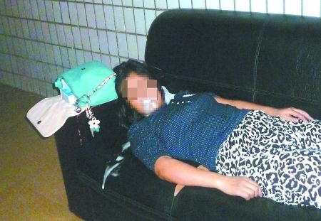 女子橫躺在沙發(fā)上口吐白沫。通訊員 康睿 記者 吳珊 攝