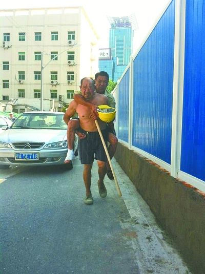 “謝謝，我們身上灰多，怕把車弄臟了”