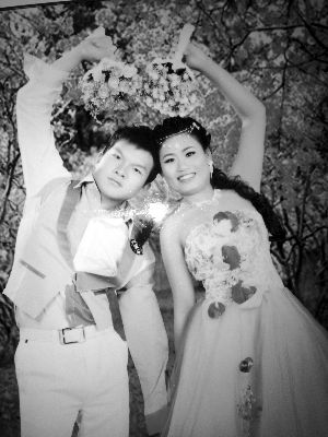 結(jié)婚照中的阿妮笑容燦爛，現(xiàn)實中，這對“跨國速成夫妻”還處在并不愉快的磨合過程中 本版均為資料圖片