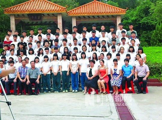 畢業(yè)照中間留出四個空位。