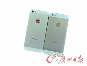 從背面看，真蘋果手機(jī)（左）的攝像頭要大一點(diǎn)，而且蘋果的Logo比較光亮，容易反光。