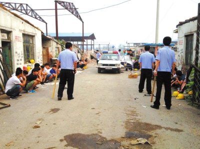 民警繳獲木棍。 讀者供圖