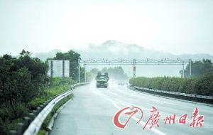 　當天事故發(fā)生的現場處于一個彎道，很多司機反映說來不及減速。