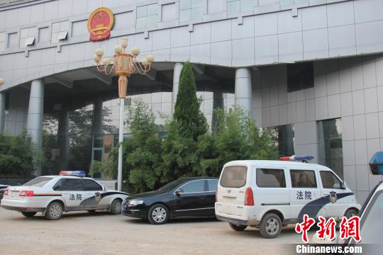 泊頭市人民法院院內(nèi)仍停有無牌制式警車，涉事人員與記者沖突地點僅距法院不足50米。穆玉良 攝