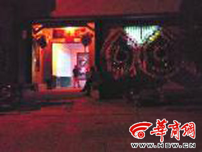 昨晚8時許，老人的大兒子的家正在辦喪事，屋外擺放著花圈 本報記者張超攝