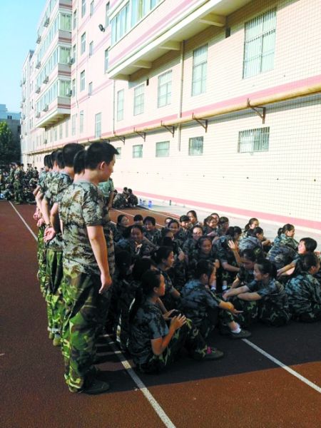 女孩們說，這道“人影陰涼”，為高中時代的記憶鑲上了一顆珍珠 網(wǎng)友供圖