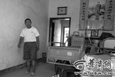 8月16日，在家中接受監(jiān)外執(zhí)行4年刑期的汪衛(wèi)國（化名）剛剛送走家訪的法官。