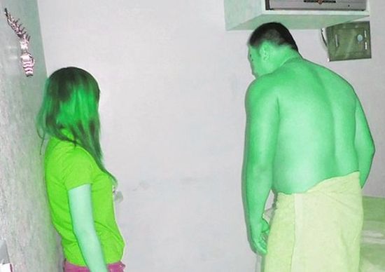 高雄黃姓男子(右)懷疑女友在“喇叭店”兼差，前往調查順便消費時被警方逮個正著。(圖／東森新聞)