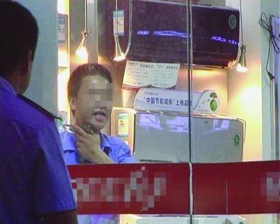 打劫男把玻璃片抵在脖子上，與民警對峙