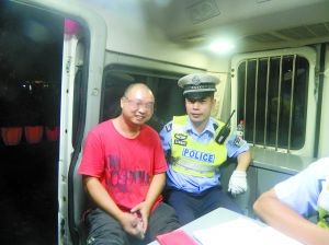 冉強(qiáng)開心地接受了民警的處罰和教育。高新區(qū)交巡警支隊(duì)供圖