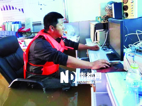 8月31日，黑龍江撫遠(yuǎn)氣象局人員在工作中，洪水已將椅座淹沒。圖片來源：中國氣象網(wǎng)