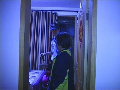 民警幫老人檢查沒發(fā)現(xiàn)有炸彈。