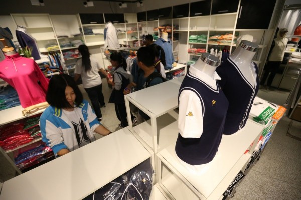 　9月12日，北京，十一學(xué)校在推出三大類(lèi)、超過(guò)40款“最潮”校服，吸引學(xué)生搶購(gòu)。