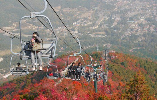 　香山公園“吊籃式”纜車除防護杠外，無其他防護措施。（資料圖）