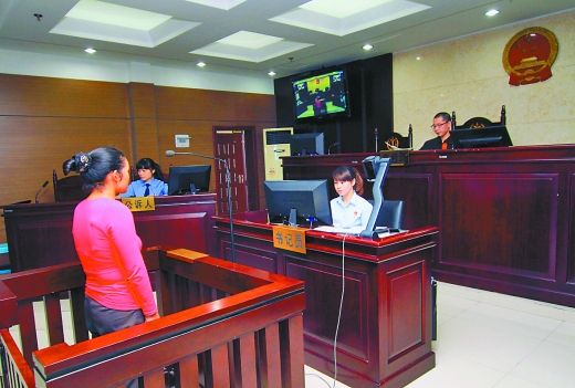    9月29日，萬(wàn)州區(qū)人民法院，被告王桂娟（化名）在庭審現(xiàn)場(chǎng)。 重慶晨報(bào)記者 胡杰 實(shí)習(xí)生 黃敬坤 攝