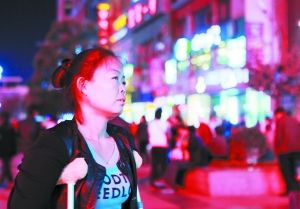 走在燈火闌珊的蘭州街頭，史女士迷茫無助。