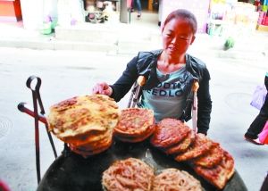 手頭拮據(jù)，每天只能吃一頓飯。