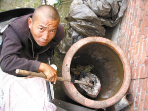 鄭艷良講述鋸?fù)冉?jīng)過。本報(bào)記者 汪洋 攝