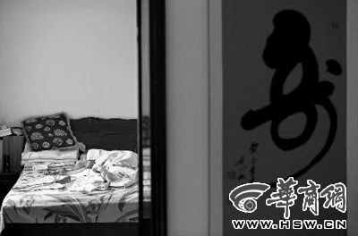 昨日，徐萬(wàn)發(fā)躺在自家床上，鼻子插著氧氣管 記者張杰攝