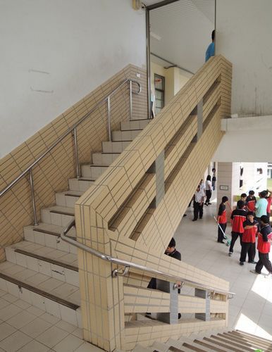 高職樓梯口傳出情殺，嚇壞一群學生。圖片來源：臺灣媒體