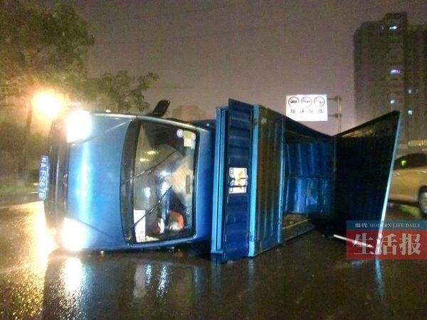 小貨車(chē)側(cè)翻現(xiàn)場(chǎng)。