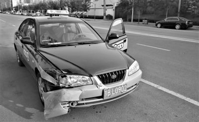 昨日，朝陽區(qū)林萃路，因連撞“克隆”車，的哥劉師傅的車輛受損送修。新京報記者 黃月 攝