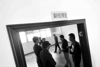  副經(jīng)理室裝修得相當(dāng)豪華，稱得上“土豪”級別
