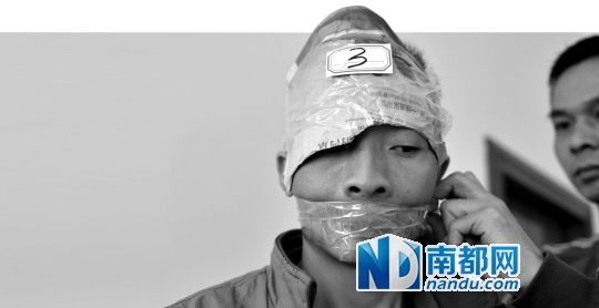為了防止犯罪嫌疑人串供，民警用膠帶將犯罪嫌疑人的嘴封住。