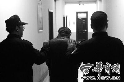 　昨日，西安市長(zhǎng)延堡派出所，砍傷醫(yī)生的插隊(duì)患者已被警方控制 本報(bào)記者 張喆 攝