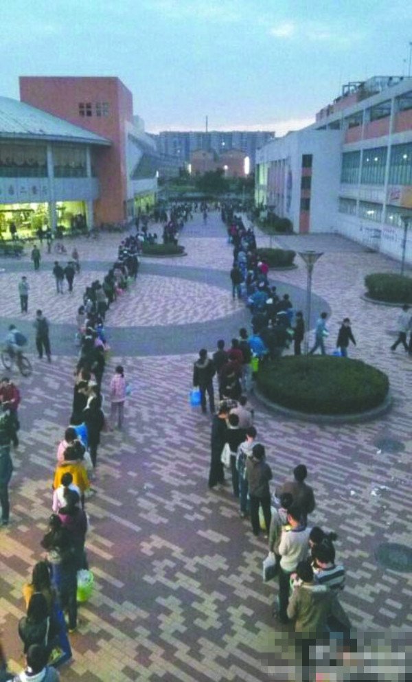 24日傍晚，川大江安校區(qū)浴室前排隊(duì)“盛況”