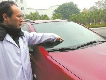 唐中山的車玻璃被醉酒男子砸壞。