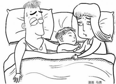 漫畫圖：男孩與父母同床睡。