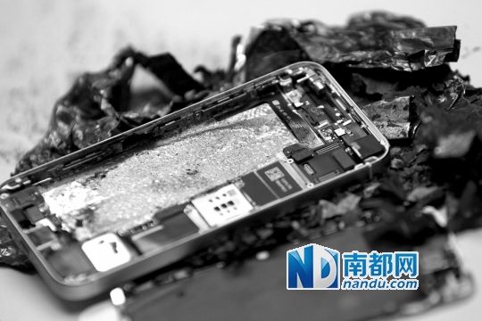 于先生的新iPhone5S手機(jī)直接“爆”廢。 南都記者劉有志攝