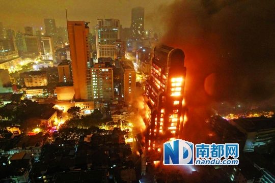 昨晚近7時(shí)，廣州越秀區(qū)起義路217號(hào)建業(yè)大廈發(fā)生火災(zāi)?；饎?shì)猛烈，將整棟大樓都燒了個(gè)通透。