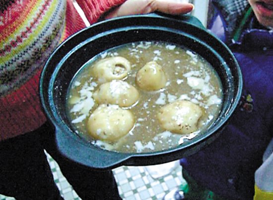 由于放置時間過久，鍋里的湯圓已經(jīng)非常大，湯圓皮上浮現(xiàn)很多白色物質(zhì)。