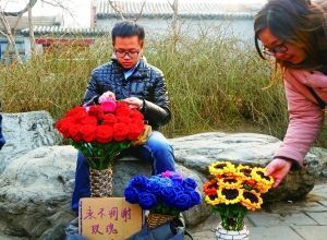 李博文周末在什剎海擺攤賣花。 晨報(bào)記者 王巍/攝