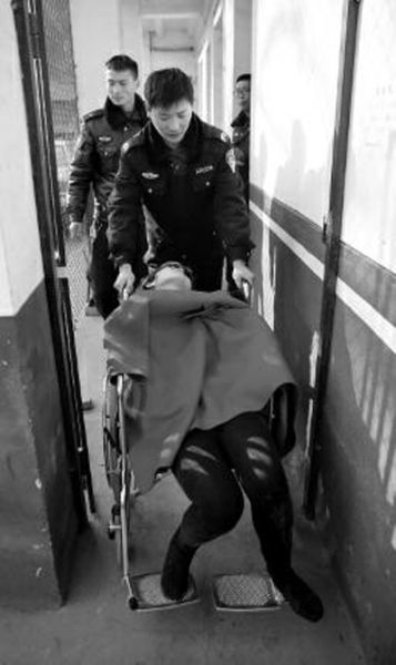昨日，派出所民警帶女駕駛員賈某去醫(yī)院做檢查 記者 陳團(tuán)結(jié) 攝